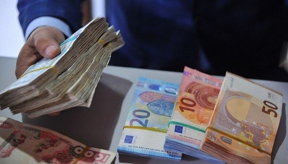 1.8  مليار دولار قيمة التحويلات المالية للمهاجرين الجزائريين سنة 2021